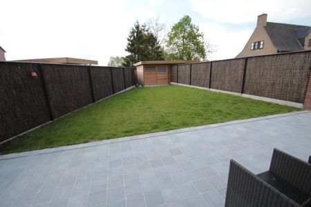 Prachtig afgewerkte nieuwbouwwoning met achterliggende tuin en bergplaats - Photo 2