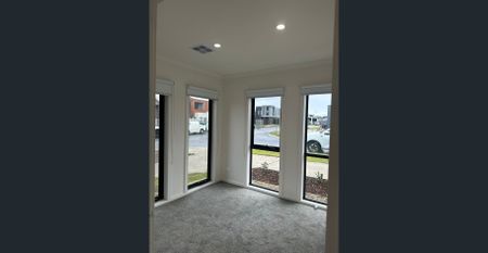 Spacious Family Home in Kalkallo VIC - Photo 4