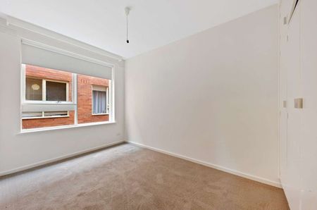 Stylish & Fully Renovated 2-Bedroom Apartment in Prime Location - Photo 5