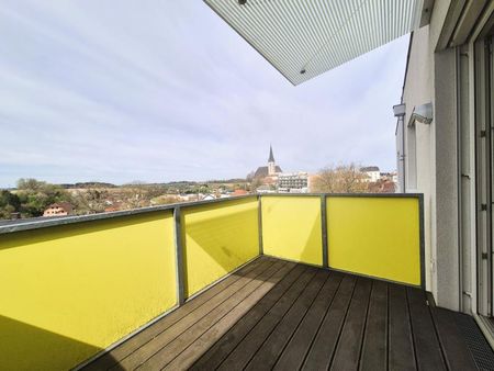 Stadt Haag Zentrum! Sonnige 3-Zimmer-Wohnung mit Balkon und herrlicher Fernsicht, 73 m² WNFL, Küche möbliert, Tiefgaragenplatz! - Photo 3