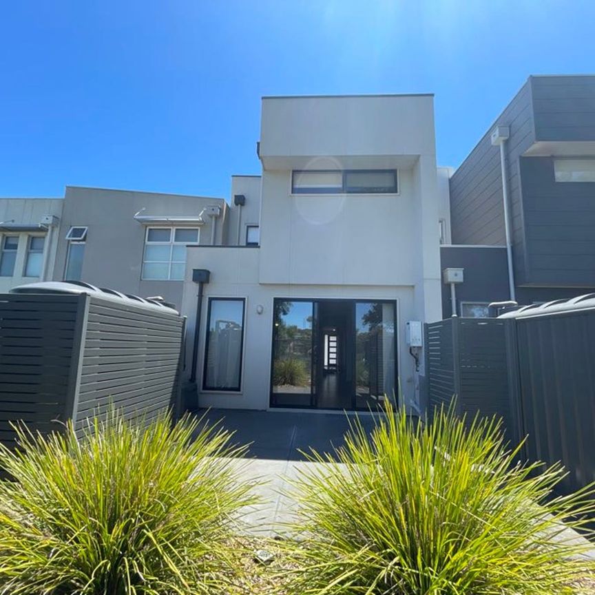Beautifully designed 3-Bedroom Townhouse + Solar panels - Photo 1