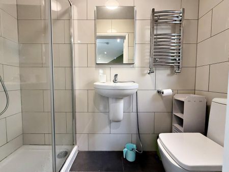 1 bedroom in a house share to rent - Photo 2