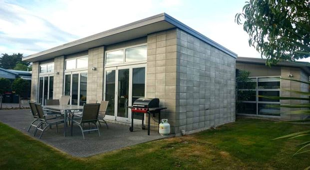 Stunning fully furnished rear family home in prime location! - Photo 1