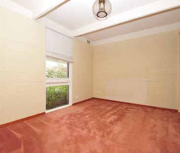 Location - Location - Three Bedroom House! - Photo 6