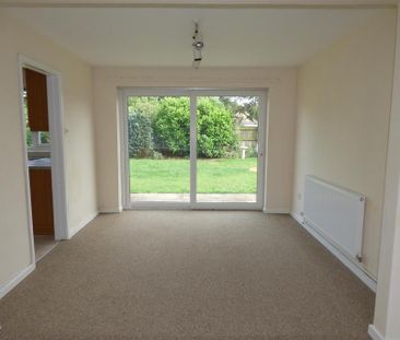 3 bedroom detached bungalow to rent - Photo 2