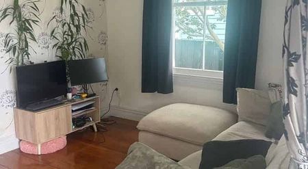 Reduced Rent on One Bedroom flat with private yard - Photo 4