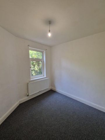 3 bedroom flat to rent - Photo 3