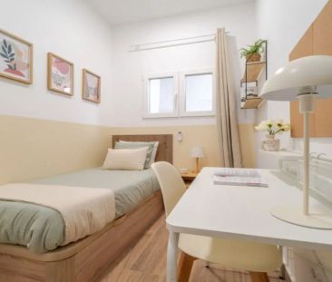 Room in a shared 27-bedroom apartment for rent in Numancia perfect for professionals and students - Photo 2