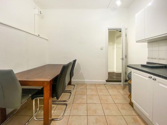 4 bedroom flat to rent - Photo 1