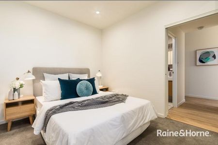 FRESH AND BRIGHT TWO BEDROOM APARTMENT WITH VIEWS LIKE NO OTHER!! - Photo 3