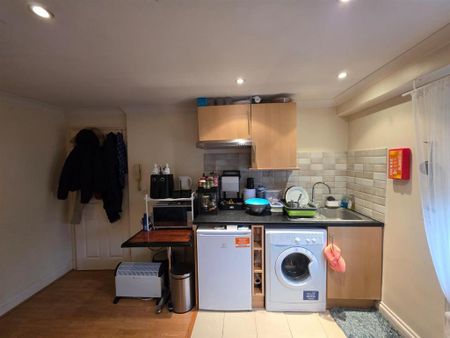 1 bedroom in a house share to rent - Photo 5