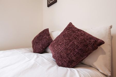 1 bedroom in a house share to rent - Photo 2