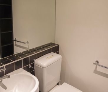 Stylish Studio Apartment- STUDENTS ONLY - Photo 1