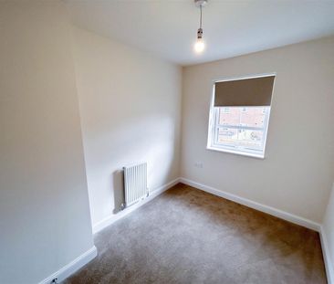 3 Bedroom House - End Terrace - Photo 2