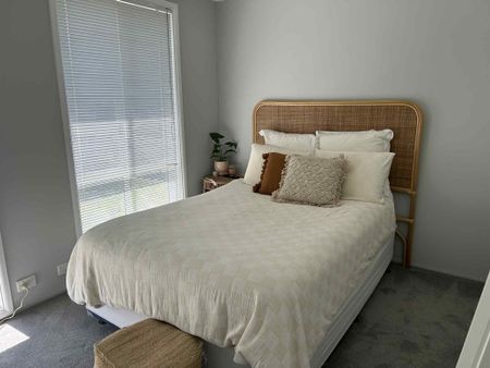 Large 4 Bedroom Family home - Photo 4