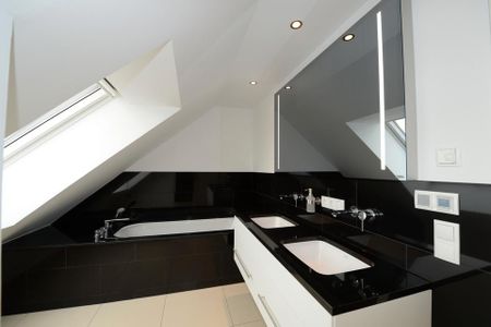 Jetzt aber! Schickes Dachgeschoss + Parkett + Fußbodenheizung + Loggia + tolles Bad + LED-Licht - Photo 4