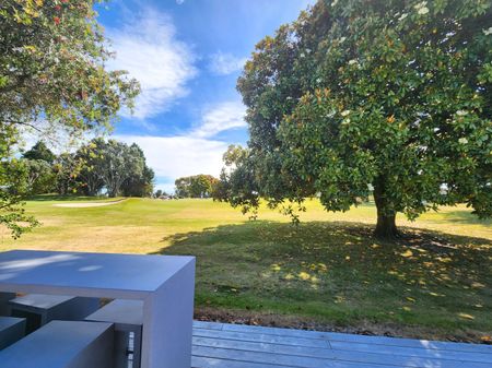 Tranquil Golf Course Retreat: Spacious 3-Bedroom Home in Prime Location - Mt Maunganui - Photo 3