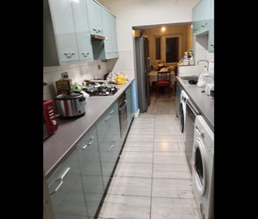 Room in a Shared House, Victoria Road, IG11 - Photo 3