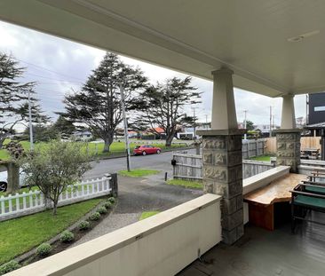 Beautiful Bungalow - Photo 2