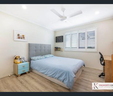 Stunning, Spacious Family Home with Pool & Side Access! - Photo 5