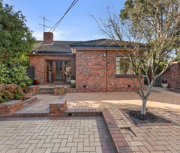 ART DECO FAMILY HOME IN SANDRINGHAM - Photo 1