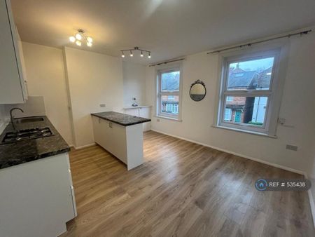 3 bedroom flat to rent - Photo 4