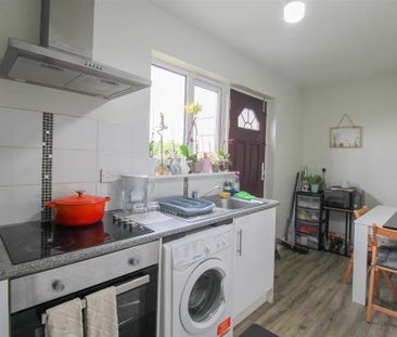 2 bedroom end of terrace house to rent - Photo 2
