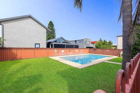 3 BEDROOM APARTMENT + LOCK UP GARAGE + SWIMMING POOL - Photo 2