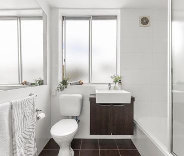 Light-Filled Top Floor Living in a Prime St Kilda Location - Photo 3