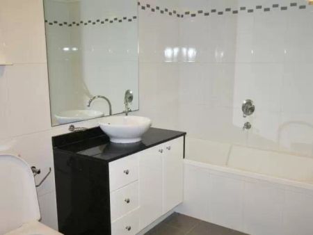 Apartment with 2 bedrooms, 1 bathroom & parking for 1 car - Photo 5