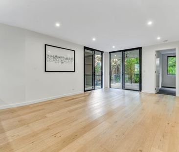 Modern Open Plan 2-Bedroom Apartment w/ Yard - Photo 1