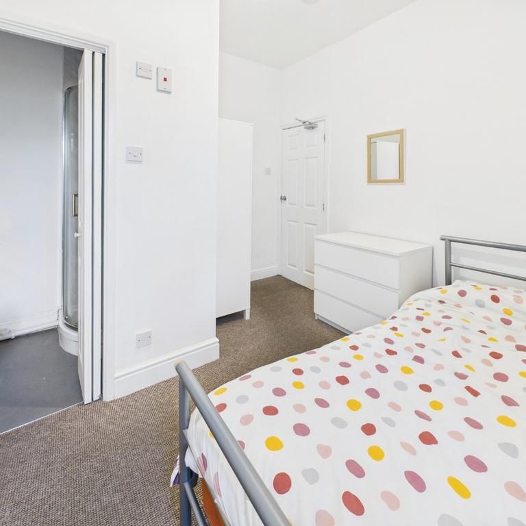 1 bedroom in a house share to rent - Photo 1