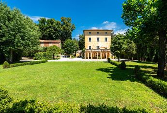 Villa ottocentesca con piscina nelle colline lucchesi
