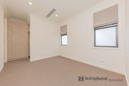 Stylish, Near-New Family Home with Premium Finishes in a Sought-After Location - Photo 2