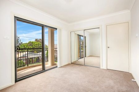 Easy-care apartment with double car garage - Photo 4