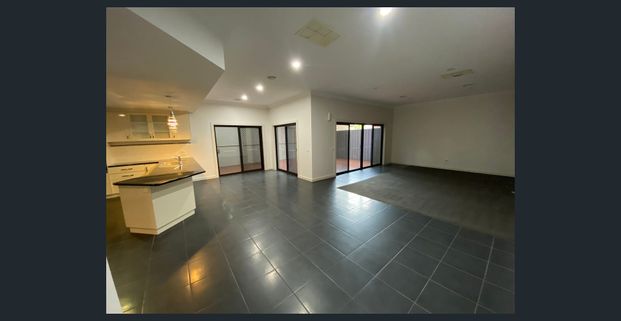 MODERN HOME IN AN IDEAL LOCATION!! - Photo 1