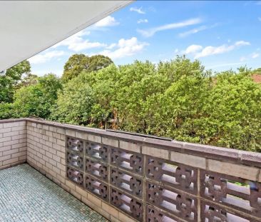 Beautifully Presented Two Bedroom Apartment - Photo 2