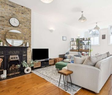 An incredibly bright and spacious three bedroom apartment with impr... - Photo 3