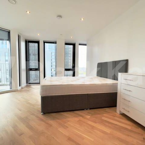 Situated on the 20th floor of The Ceramic Building with concierge and gym. - Photo 1