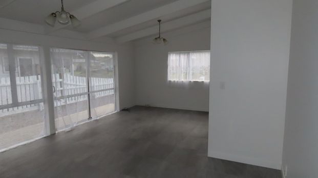 Beautifully Renovated 3-Bedroom Home - Convenient and comfortable living - Photo 1