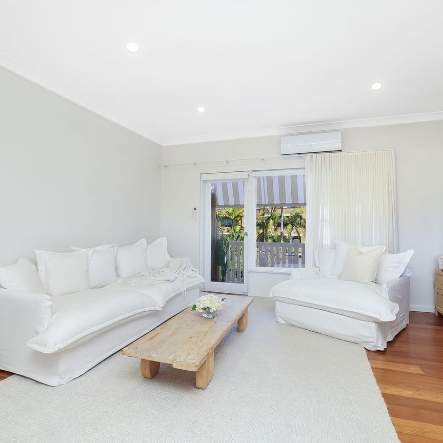 Spacious, Sun-Drenched Apartment in the Heart of Newport - Photo 1