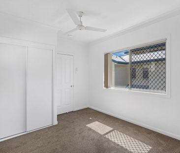 Open plan living area with A/C - Photo 4