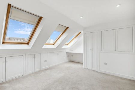 4 bedroom house in London - Photo 3