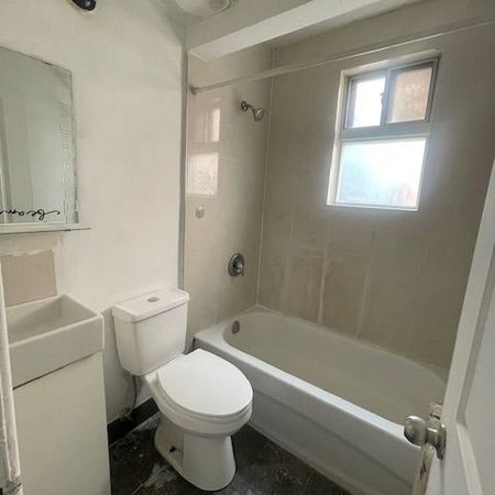 For Lease - 1516 Eglinton Avenue Unit# Apt 2, Toronto, Ontario - Photo 4