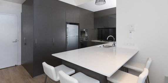 Large 1 bedroom furnished apartment - Photo 2