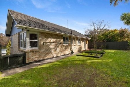 4 Bedroom House in Kawaha Point, Rotorua - Photo 4