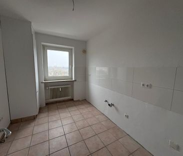 Modernisierte 4-ZKB-Balkonwohnung im Hochhaus in Heppens zu vermieten! - Photo 3