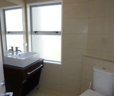 Modern 2-bedroom and 2-ensuite Apartment - Photo 3