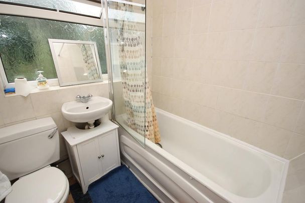 Hoylake Road, East Acton, London, W3 7NP - Photo 1