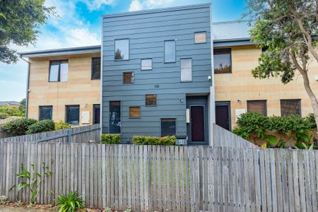 Spacious & Stylish Townhouse Living in Prime Ivanhoe - Photo 2